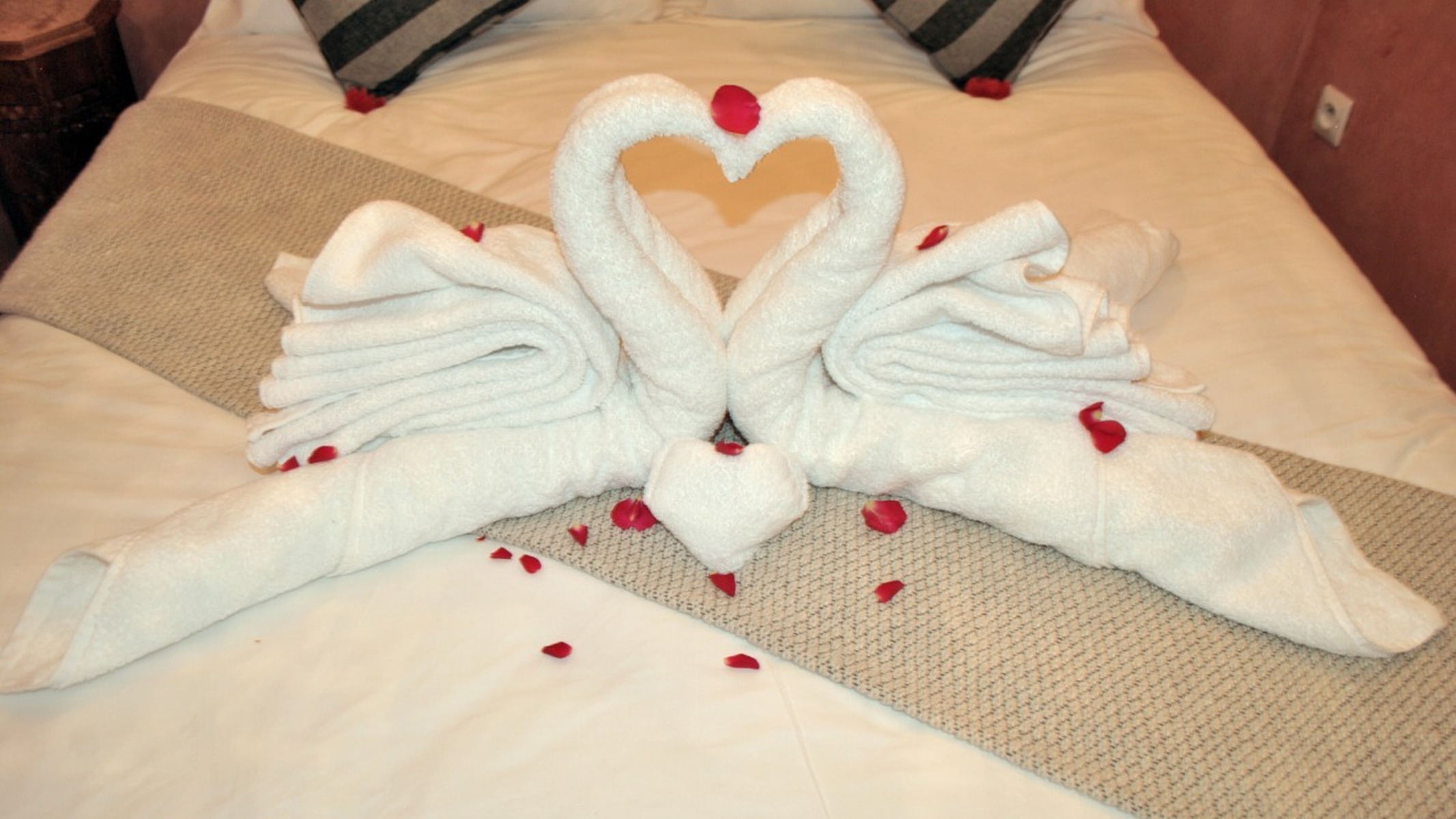 https://2ztestessaada5.riad-essaada.com/jomres/uploadedimages/1/rooms/4/rose2-3-2.jpg