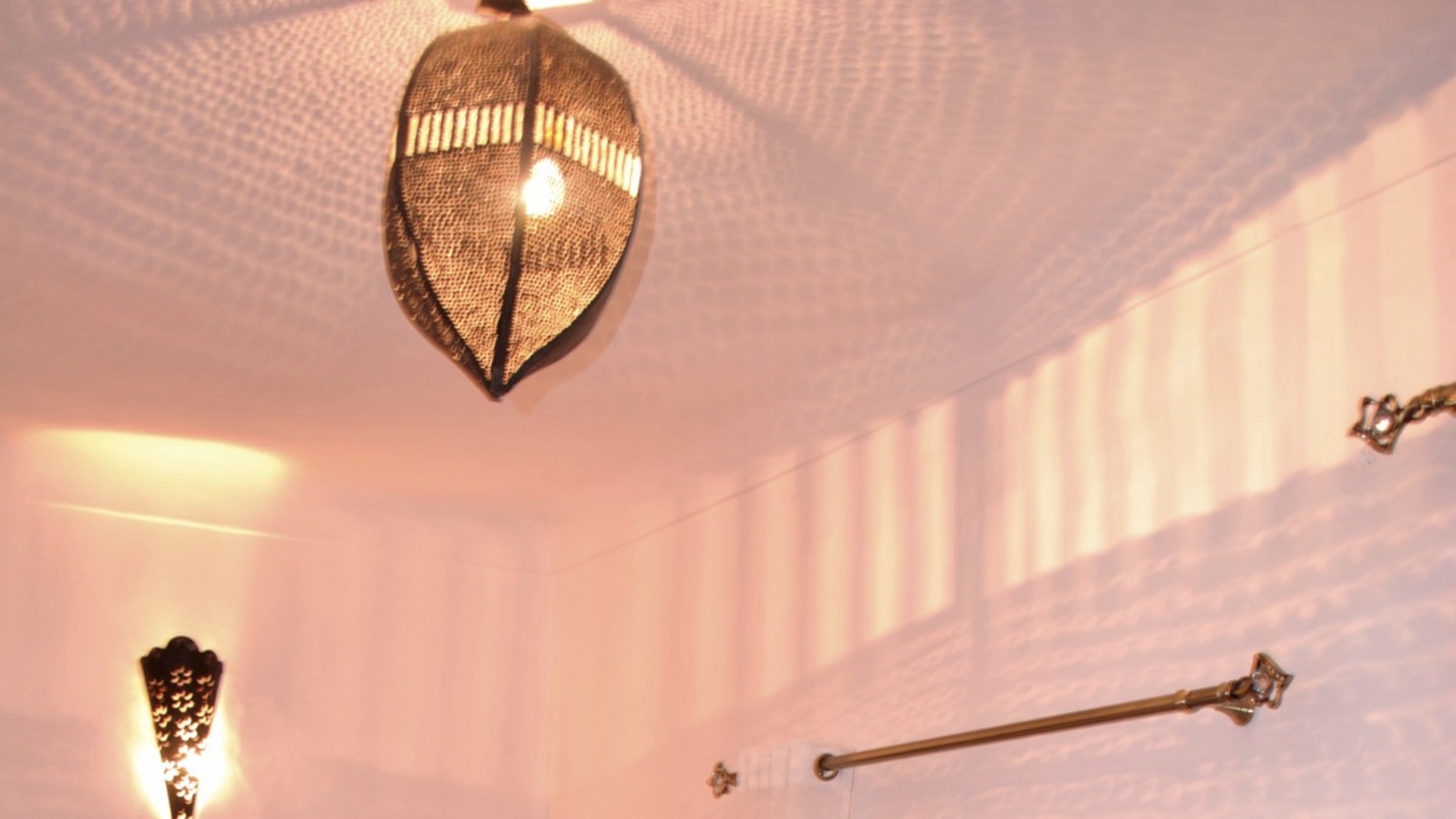 https://2ztestessaada5.riad-essaada.com/jomres/uploadedimages/1/rooms/4/rose2-9.jpg