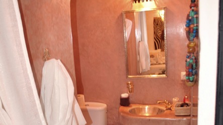 https://2ztestessaada5.riad-essaada.com/jomres/uploadedimages/1/rooms/5/thumbnail/zag8-4.JPG