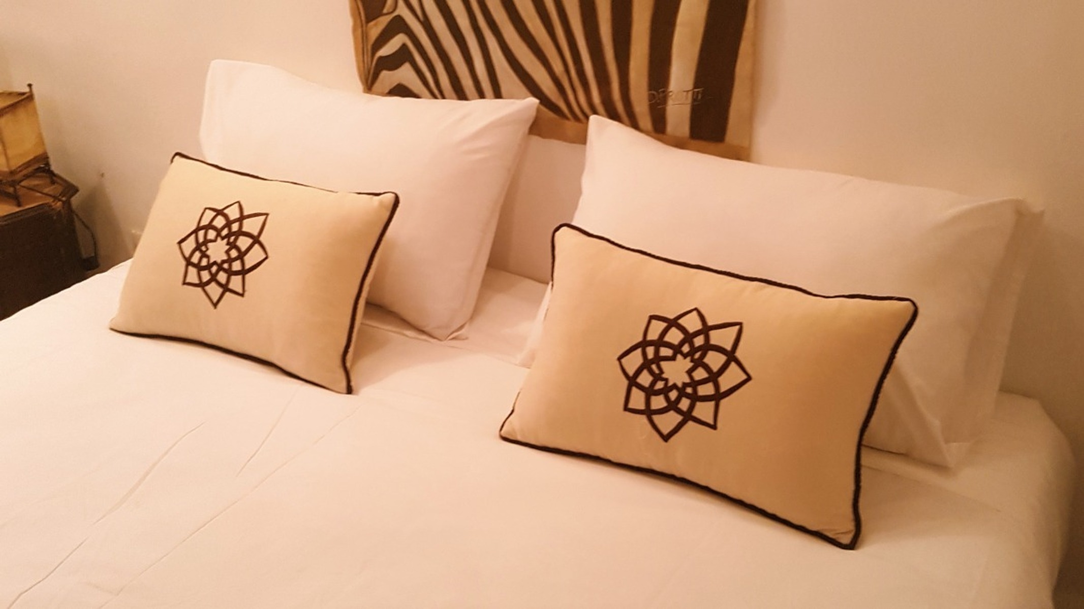 https://2ztestessaada5.riad-essaada.com/jomres/uploadedimages/1/rooms/5/zag1-6.jpg